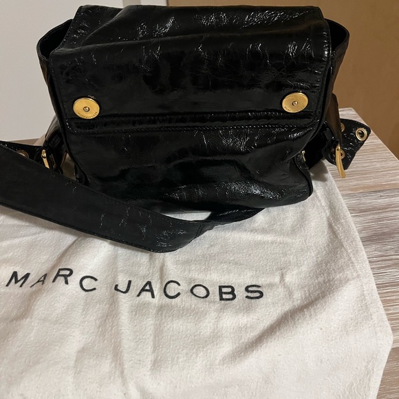MARC JACOBS black-patent leather. Luxuriously soft leather, gold toned hardware. - Picture 2 of 9